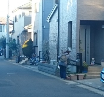 見学会のポスティングをするKさん